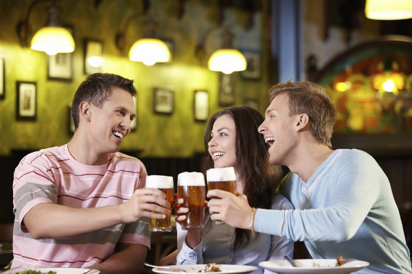 Uống rượu bia thường xuên là một trong những nguyên nhân gây tổn hại gan